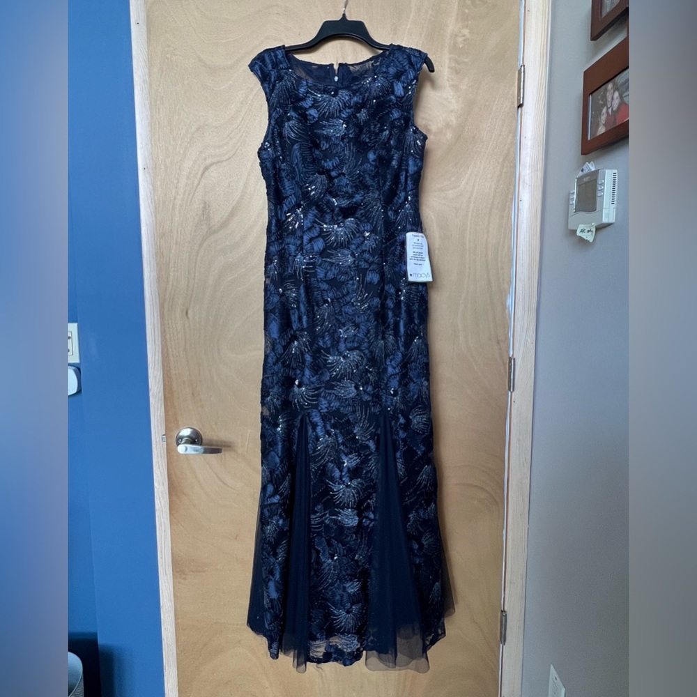 Mother of Bride or Groom. NWT beautiful gown sz 10. Gorgeous embellishments